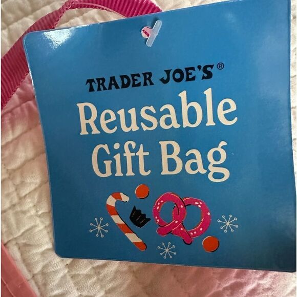 Trader Joe’s Reusable Holiday Gift Bag Mushrooms Holly Berries Candy Cane Wine - Picture 4 of 8